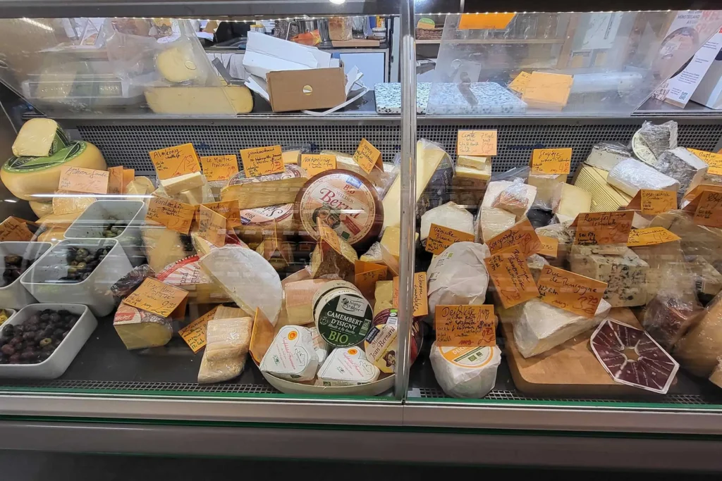 Chez Martin Ihre Käse- & Weintheke in Babelsberg. - riesengroße Käsetheke mit sehr großer Auswahl verschiedenster Sorten