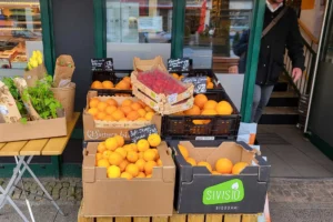 Safran Naturkost Ihr Bioladen mit Charme - Kistenweise frisches und saisonales Obst und Gemüse vor dem Laden