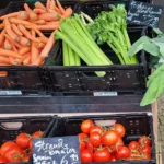 Safran Naturkost Ihr Bioladen mit Charme. Frisches & saisonales Gemüse in Kisten vor dem Laden