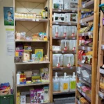 Safran Naturkost Ihr Bioladen mit Charme. Mehr als BIO. - Regale mit Produkten aus dem Sortiment - Schokolade, Tee, Säften, Babynahrung und Spielzeug