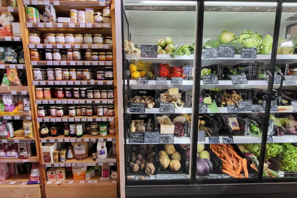 Drei Genuss-Standorte – Pure Bio-Qualität. Naturkost - Käse & Weine - Schokoladen Vereint in Potsdam-Babelsberg. Entdecke unsere drei Welten des Geschmacks – nachhaltig & genussvoll - FrischeGemüseKühlregal und Gläser Naturkost