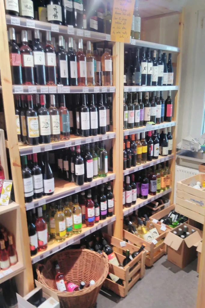 Chez Martin Käse & Wein – LEIDENSCHAFT ZUM GENIESSEN - riesengroßes Weinregal